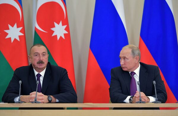 1 сентября 2018. Президент РФ Владимир Путин и президент Азербайджана Ильхам Алиев (слева) на пресс-конференции по итогам встречи. 1 сентября 2018. Президент РФ Владимир Путин и президент Азербайджана Ильхам Алиев (слева) на пресс-конференции по итогам встречи. - Sputnik Азербайджан