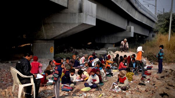 Дети во время урока под железнодоржным мостом в Индии  - Sputnik Азербайджан