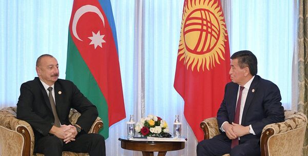 Ильхам Алиев с Президентом Кыргызстана Сооронбаем Жээнбековым Ильхам Алиев с Президентом Кыргызстана Сооронбаем Жээнбековым - Sputnik Азербайджан
