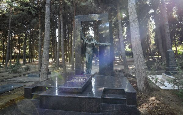 Надгробный мемориал профессора Лютфи Заде в Аллее почетного захоронения в Баку - Sputnik Азербайджан