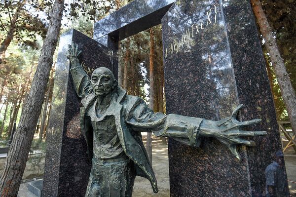 Надгробный мемориал профессора Лютфи Заде в Аллее почетного захоронения в Баку - Sputnik Азербайджан