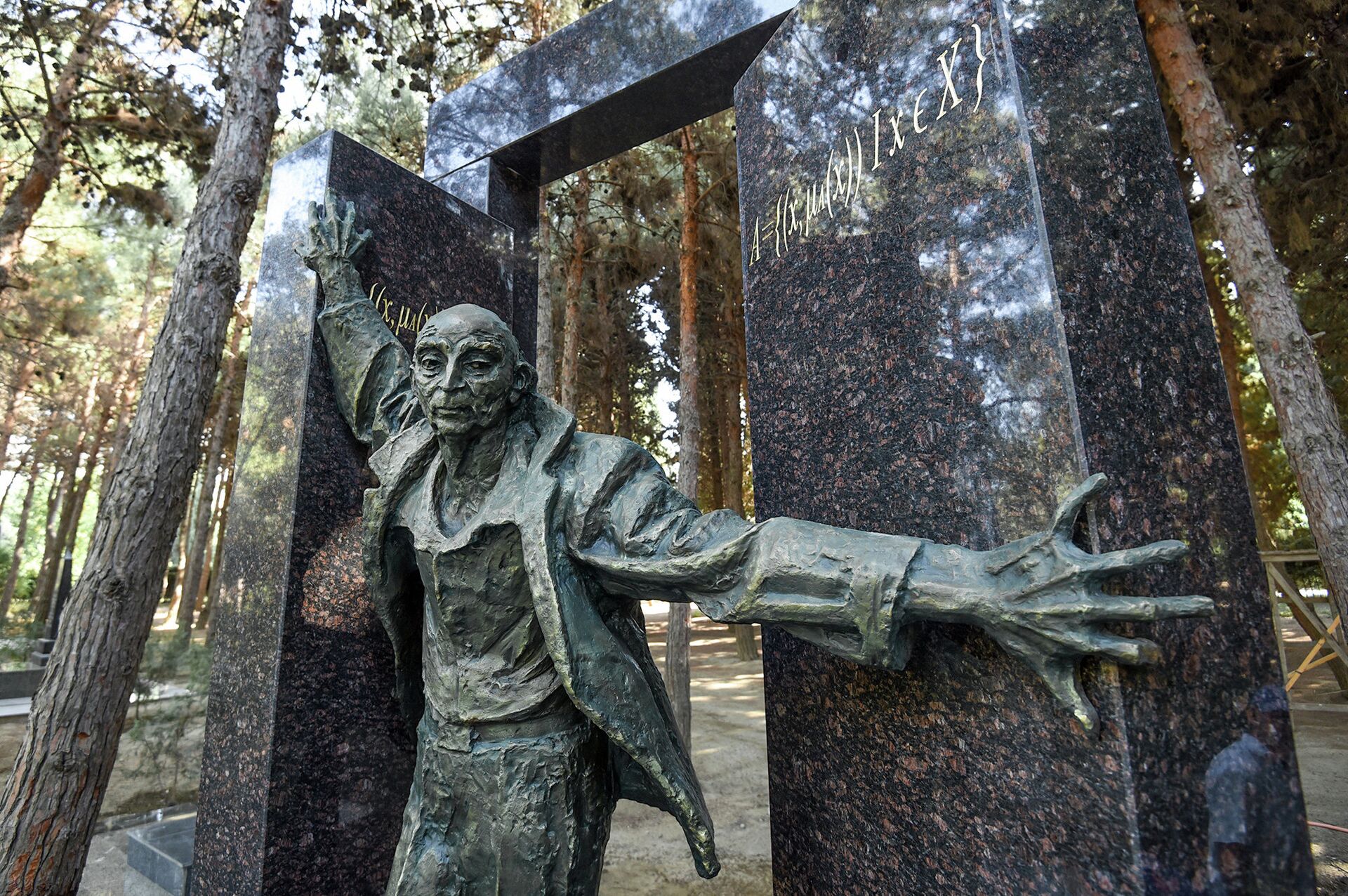 Надгробный мемориал профессора Лютфи Заде в Аллее почетного захоронения в Баку - Sputnik Азербайджан, 1920, 03.02.2024