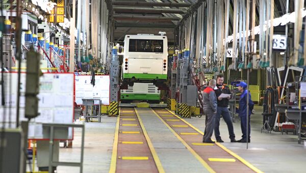 Рабочие в цехе окончательной сборки Ликинского автобусного завода Группы ГАЗ - Sputnik Азербайджан