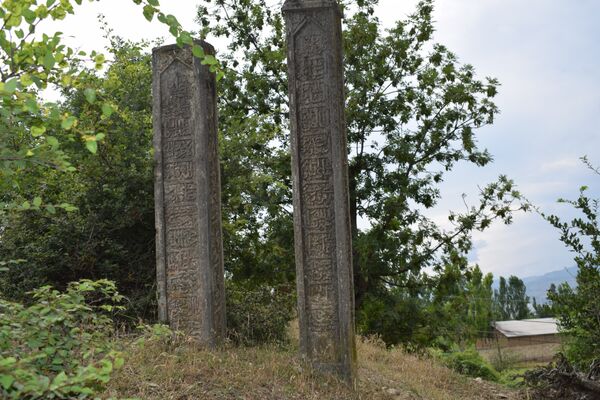 Qusarın Həzrə kəndində yerləşən qədim qəbiristanlıqdakı qoşa qəbir Qusarın Həzrə kəndində yerləşən qədim qəbiristanlıqdakı qoşa qəbir - Sputnik Azərbaycan