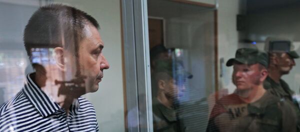 Руководитель портала РИА Новости Украина Кирилл Вышинский (слева) в зале апелляционного суда Херсонской области Украины, где рассматривается апелляция на его арест. К. Вышинский, задержанный в Киеве и арестованный судом Херсона на 60 дней без возможности внесения залога, подозревается в поддержке самопровозглашенных республик Донбасса и государственной измене Руководитель портала РИА Новости Украина Кирилл Вышинский (слева) в зале апелляционного суда Херсонской области Украины, где рассматривается апелляция на его арест. К. Вышинский, задержанный в Киеве и арестованный судом Херсона на 60 дней без возможности внесения залога, подозревается в поддержке самопровозглашенных республик Донбасса и государственной измене - Sputnik Азербайджан