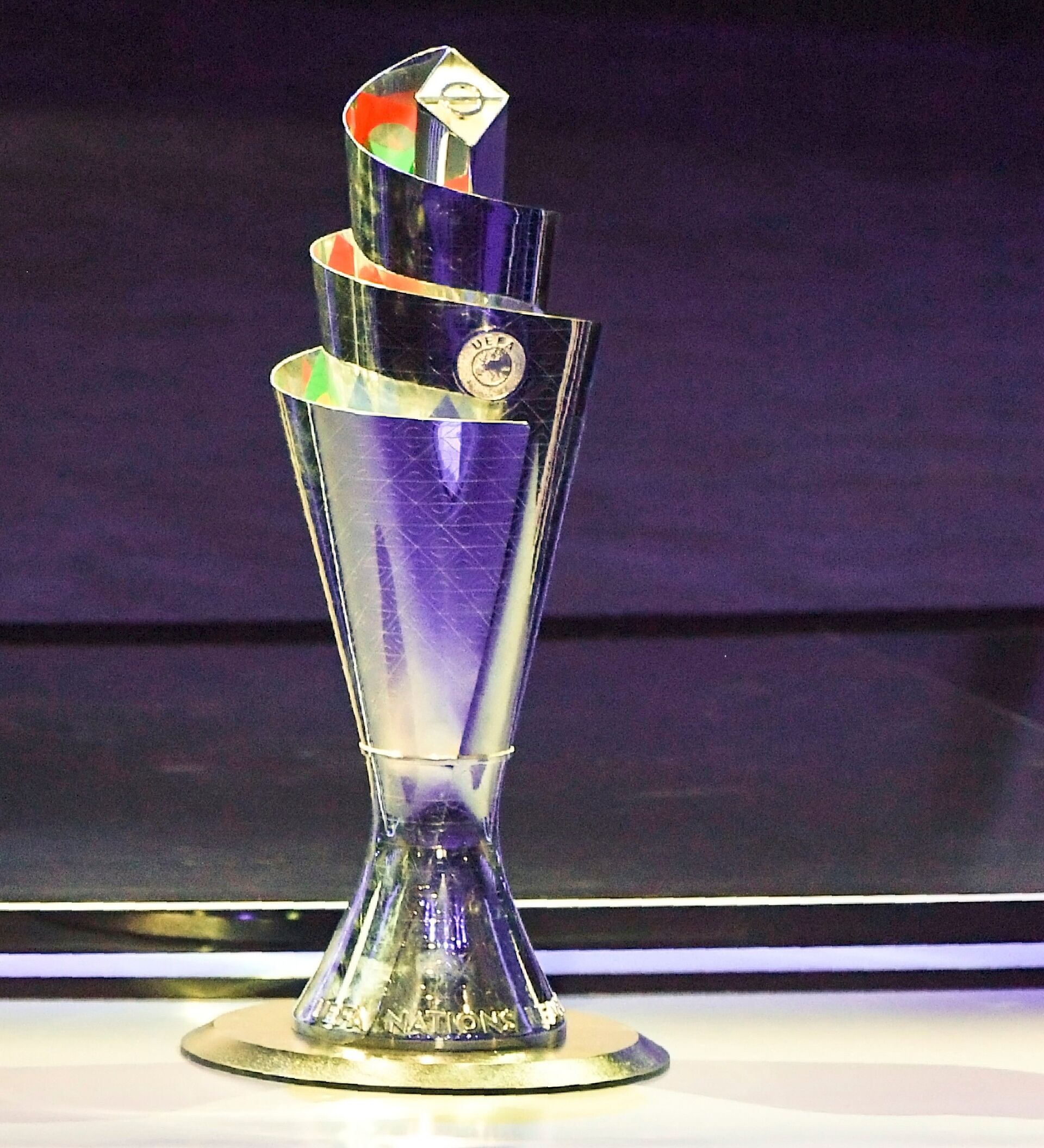 Uefa cup. Лига наций УЕФА трофей. Кубок Лиги наций УЕФА. Кубок конференций УЕФА трофей. Кубок УЕФА лига Европы трофей.