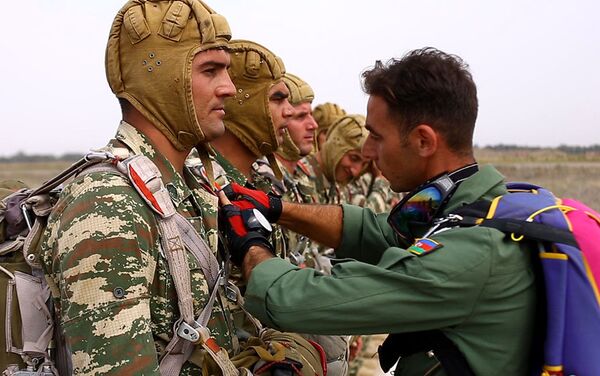 Занятия по парашютной подготовке подразделений ВВС Азербайджана - Sputnik Азербайджан