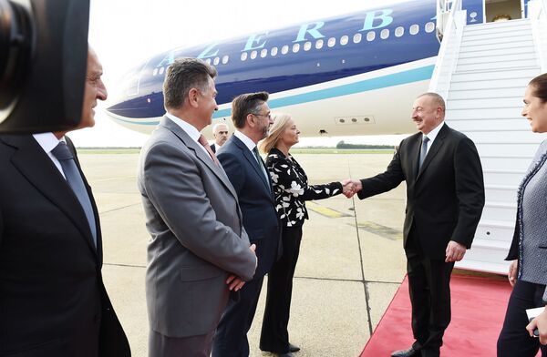 Президента Ильхама Алиева встречали руководитель офиса Президента Республики Хорватии Анамария Киринич и другие официальные лица - Sputnik Азербайджан