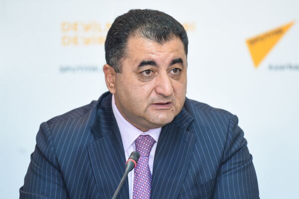 Заместитель заведующего отделом по общественно-политическим вопросам Администрации президента Вугар Алиев Заместитель заведующего отделом по общественно-политическим вопросам Администрации президента Вугар Алиев - Sputnik Азербайджан