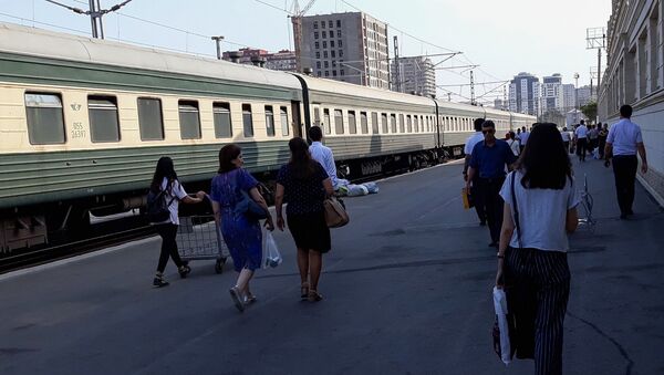 Пассажиры на перроне Бакинского железнодорожного вокзала - Sputnik Azərbaycan