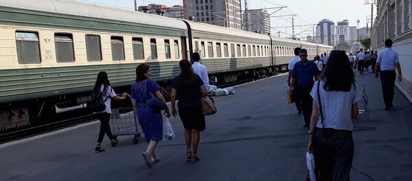 Пассажиры на перроне Бакинского железнодорожного вокзала Пассажиры на перроне Бакинского железнодорожного вокзала - Sputnik Азербайджан