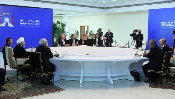 Президент РФ Владимир Путин, президент Ирана Хасан Рухани и президент Турции Реджеп Тайип Эрдоган (слева направо) во время встречи в Тегеране. 7 сентября 2018 года - Sputnik Азербайджан