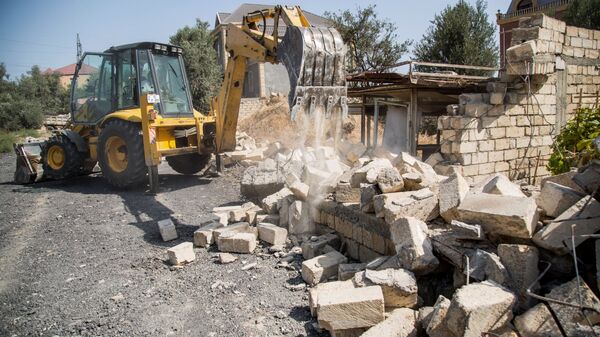 Демонтаж незаконно построенного забора в 6-м микрорайоне Бинагадинского района Баку - Sputnik Azərbaycan
