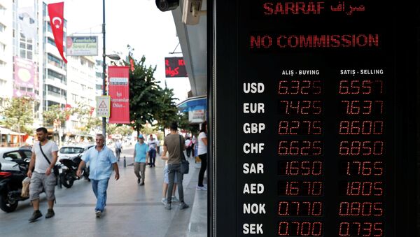 Люди проходят рядом с электронным табло с курсом иностранных валют в Стамбуле, Турция, 31 августа 2018 года - Sputnik Азербайджан