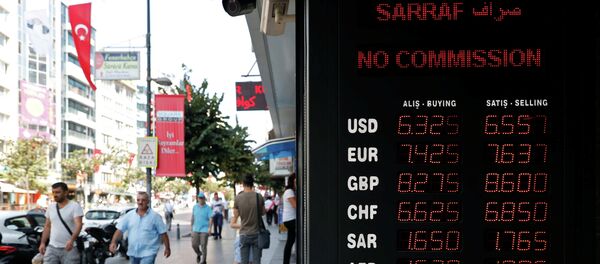 Люди проходят рядом с электронным табло с курсом иностранных валют в Стамбуле, Турция, 31 августа 2018 года Люди проходят рядом с электронным табло с курсом иностранных валют в Стамбуле, Турция, 31 августа 2018 года - Sputnik Азербайджан