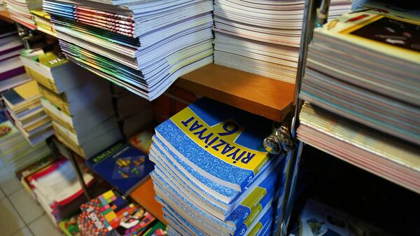 Продажа учебников в Баку, фото из архива - Sputnik Azərbaycan