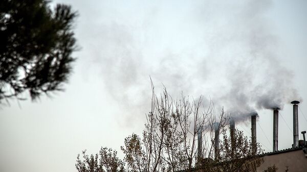 Клубы дыма из вентиляционных труб дома торжеств в Баку, фото из архива - Sputnik Азербайджан