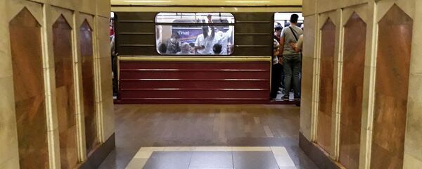 Поезд на станции Эльмляр Академиясы Бакинского метрополитена Поезд на станции Эльмляр Академиясы Бакинского метрополитена - Sputnik Азербайджан