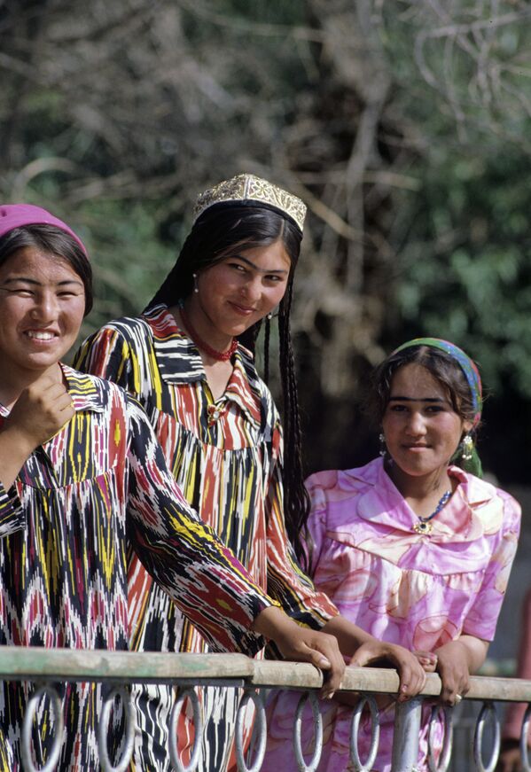 Девушки-таджички в национальных костюмах, жительницы Вахшской долины - Sputnik Азербайджан
