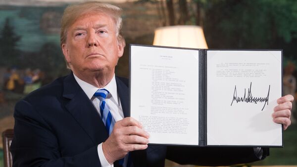 Президент США Дональд Трамп с подписанным документом, возобновляющим санкции против Ирана - Sputnik Азербайджан