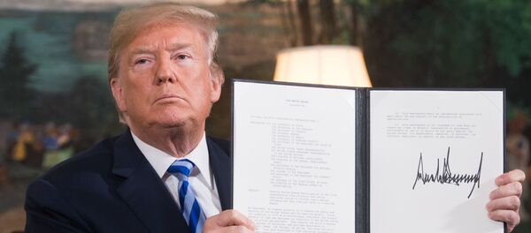 Президент США Дональд Трамп с подписанным документом, возобновляющим санкции против Ирана - Sputnik Азербайджан