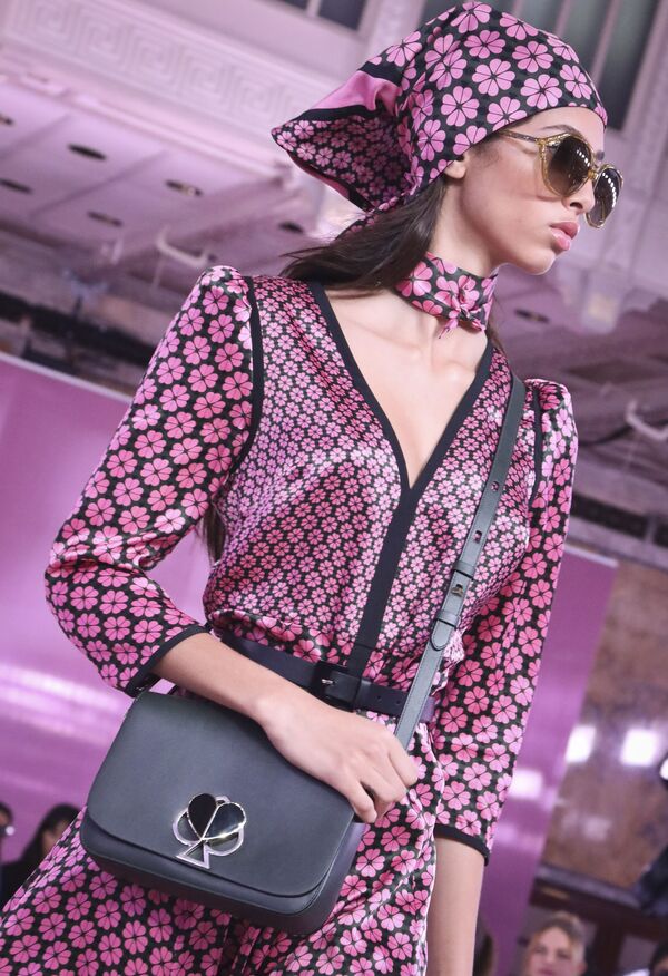 Модель представляет коллекцию модельера Кейт Спейд на Неделе моды в Нью-Йорке, США - Sputnik Азербайджан