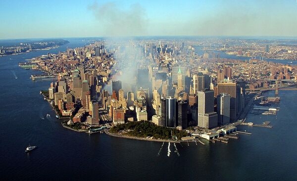 Дым продолжает подниматься с места обрушения Всемирного торгового центра 15 сентября 2001 года в Нью-Йорке, США - Sputnik Азербайджан