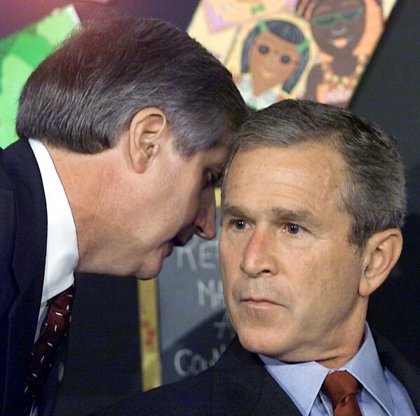 Глава президентской службы Эндрю Кард прерывает утреннюю встречу Президента США Джорджа Буша в школе, после того, как стало известно о крушении самолета в Нью-Йорке - Sputnik Азербайджан