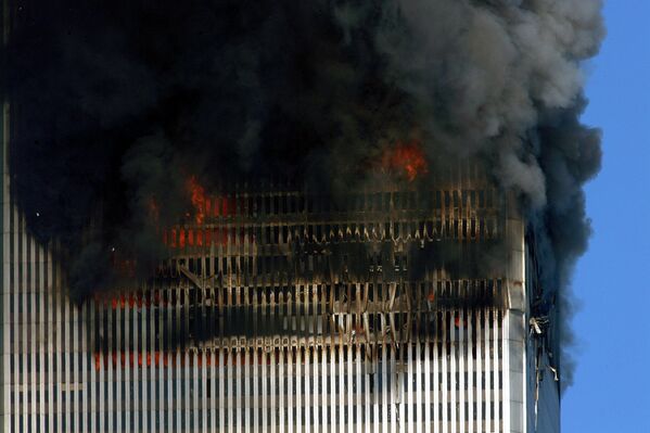Пожар в здании Всемирного торгового центра 11 сентября 2001 года в Нью-Йорке, США - Sputnik Азербайджан