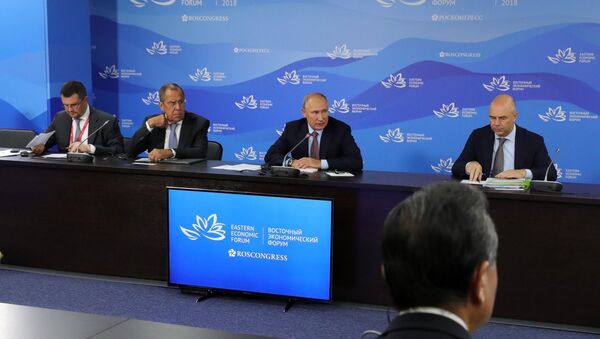Президент РФ Владимир Путин во время переговоров с председателем КНР Си Цзиньпином на полях IV Восточного экономического форума - Sputnik Азербайджан