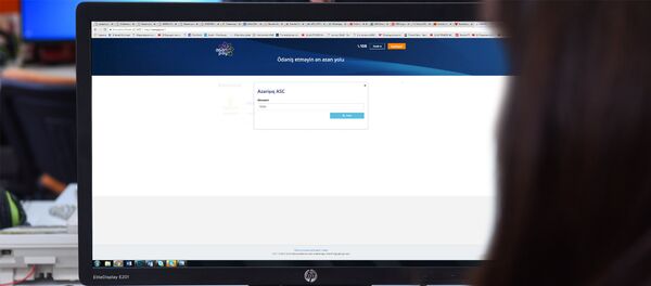 Девушка за просмотром портала ASAN Ödəniş - Sputnik Азербайджан