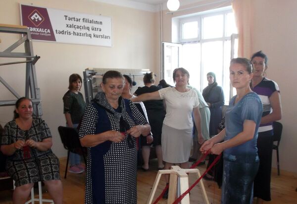 Курсы по ковроткачеству в поселке Шихарх в Тертерском районе Курсы по ковроткачеству в поселке Шихарх в Тертерском районе - Sputnik Азербайджан