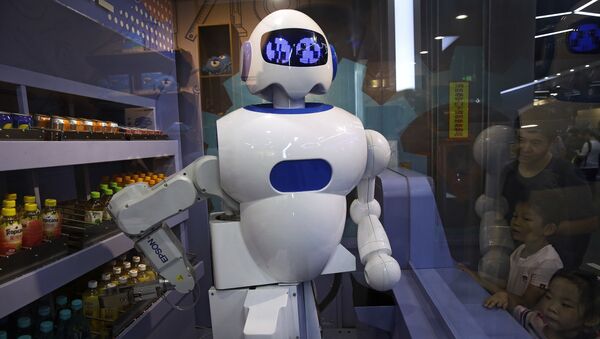 Робот берет безалкогольный напиток в торговом автомате в Китайском музее науки и техники в Пекине - Sputnik Азербайджан