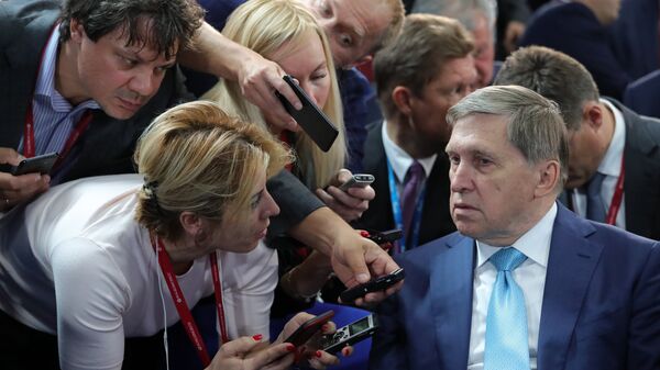 Помощник президента РФ Юрий Ушаков отвечает на вопросы журналистов перед началом встречи президента РФ Владимира Путина и председателя КНР Си Цзиньпиня - Sputnik Азербайджан
