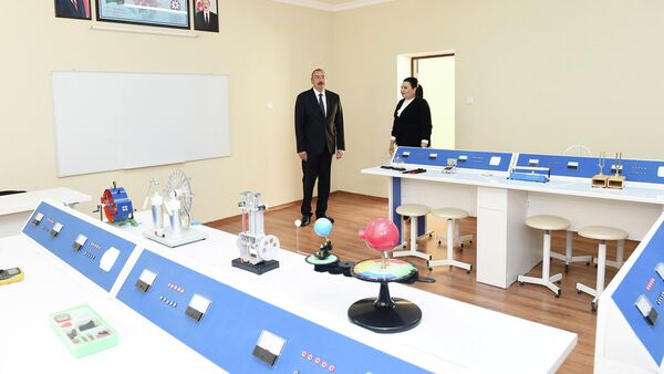 Президент Азербайджана Ильхам Алиев в ходе ознакомления с условиями, созданными после капитального ремонта в полной средней школе номер 227 в поселке Кешля - Sputnik Азербайджан