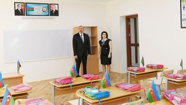 Президент Ильхам Алиев ознакомился с условиями, созданными после капитального ремонта в полной средней школе номер 295 в Нардаране - Sputnik Азербайджан