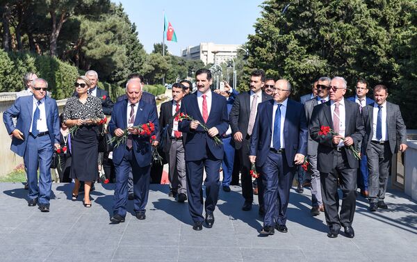 Simpozium iştirakçıları Şəhidlər Xiyabanını ziyarət ediblər - Sputnik Azərbaycan