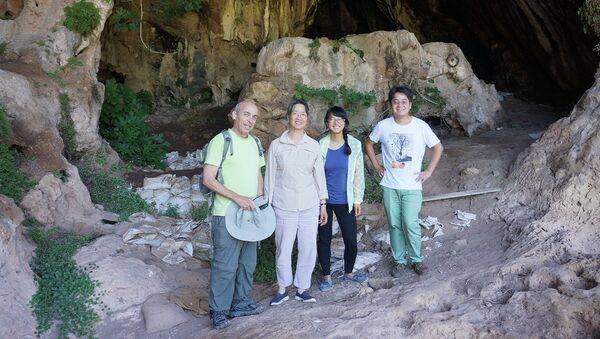 Археологи в пещере Ракефет на горе Кармель - Sputnik Азербайджан