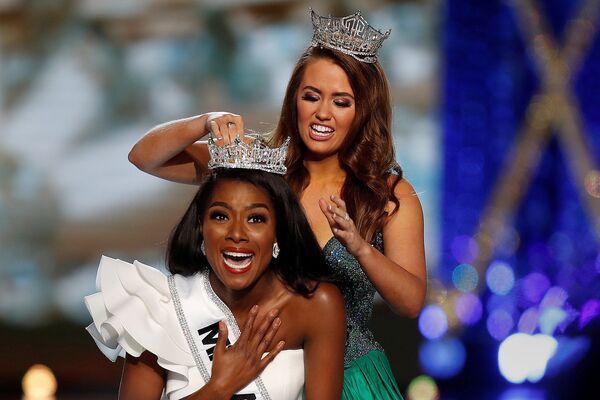 Победительница прошлого года Кара Мунд надевает корону на победительницу Мисс Америка-2019 Ниа Имани - Sputnik Азербайджан