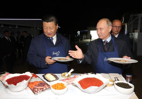 Председатель КНР Си Цзиньпин и президент РФ Владимир Путин во время посещения выставки в рамках ВЭФ во Владивостоке - Sputnik Азербайджан