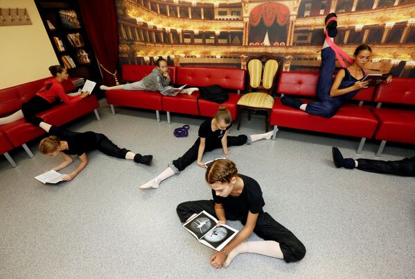 Подготовка к экзамену в Красноярском хореографическом училище - Sputnik Азербайджан