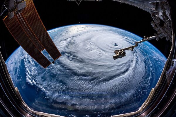 Ураган Флоренс, сфотографированный астронавтом Александром Герстом с МКС - Sputnik Азербайджан