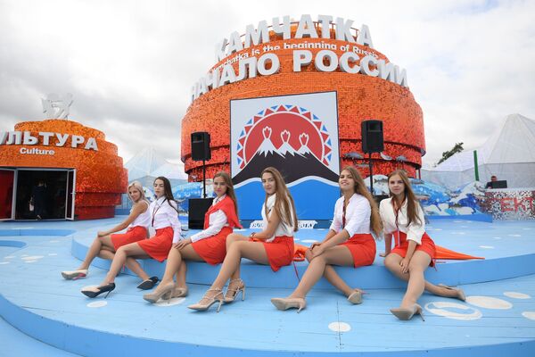 Девушки у павильона Камчатка на площадке Восточного экономического форума во Владивостоке - Sputnik Азербайджан