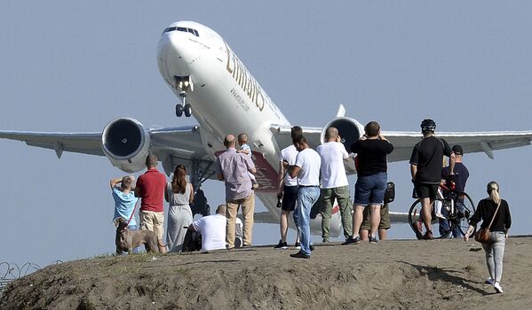 Люди наблюдают, как взлетает самолет у аэропорта имени Фридерика Шопена в Варшаве, Польша - Sputnik Азербайджан