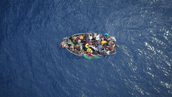 Лодка с мигрантами в Гибралтарском проливе - Sputnik Azərbaycan