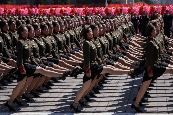 Участники парада в честь дня КНДР в Пхеньяне - Sputnik Азербайджан