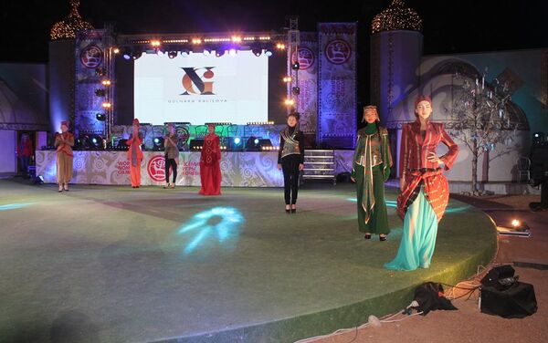 Гюльнара Халилова представила свою коллекцию Туран на третьих Всемирных играх кочевников в городе Чолпон-Ата - Sputnik Азербайджан