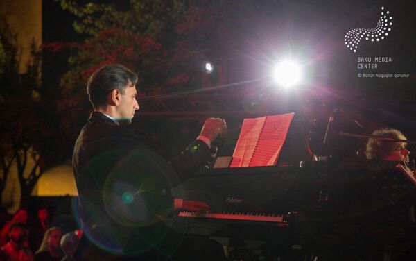Музыкальный вечер, посвященный 120-летию азербайджанского кино. Баку, музей-заповедник Комплекс Дворца ширваншахов, 14 сентября 2018 года - Sputnik Азербайджан