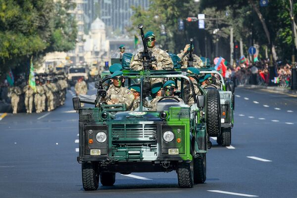 Военный парад по случаю 100-летия освобождения Баку Кавказской исламской армией. 15 сентября 2018 года - Sputnik Азербайджан