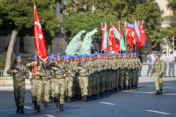 Военный парад по случаю 100-летия освобождения Баку Кавказской исламской армией. 15 сентября 2018 года - Sputnik Азербайджан